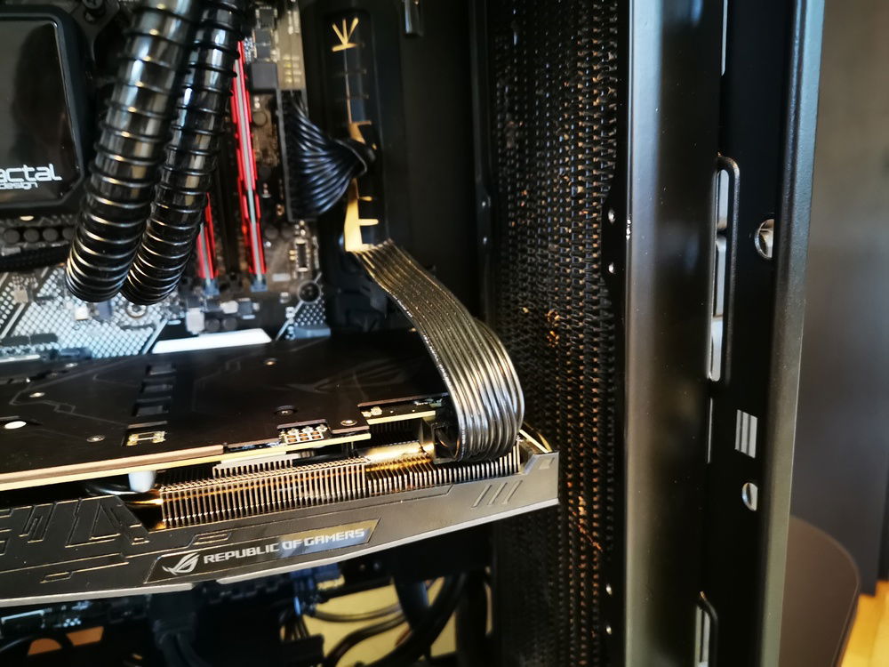 I also did the cable for the GPU above instead of under wich really cleaned out the look in my oppinion.