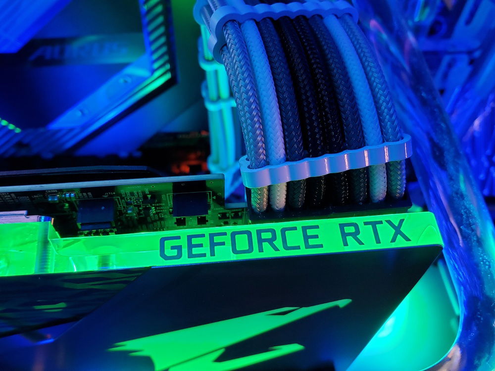 The custom Pro Seriws Cablemod cables on the GPU