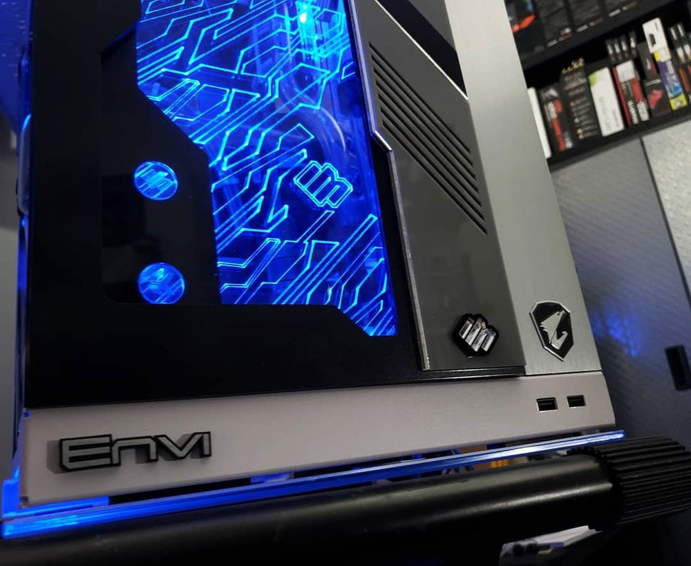 The custom etched front panel using Aorus aesthetics