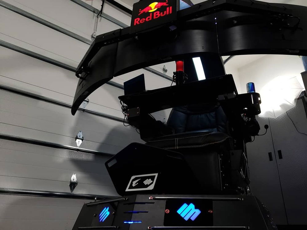 The entire top, foot rest, leg rest and machine move using actuators to assure a perfect gaming experience