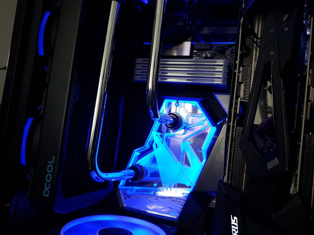 Alphacools watercooling gear including dual D5 pumps, 360mm radiator, 240mm, radiator, fittings, 250mm helix reservoir and nickel plated tubing keep the system nice and cool