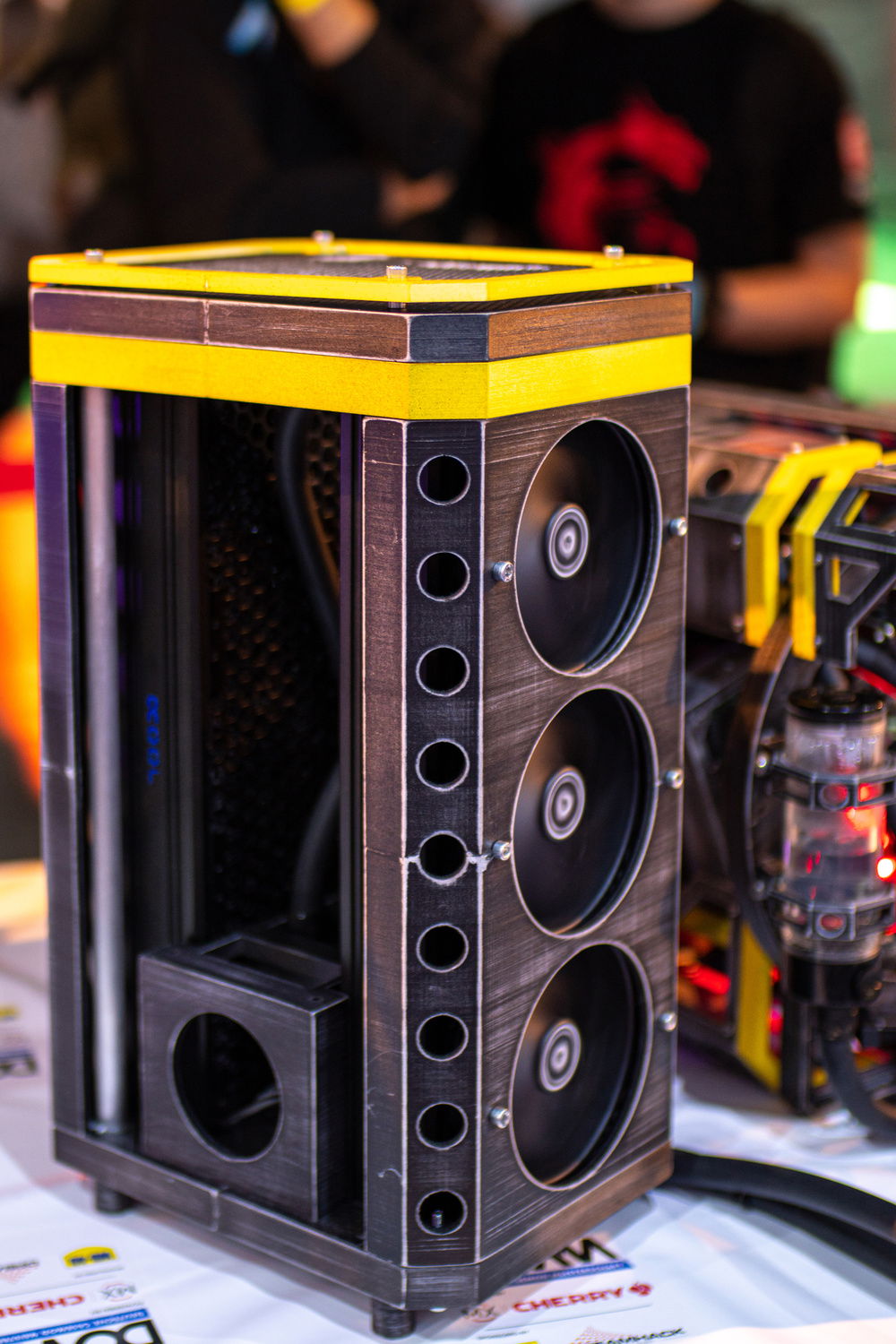 Water-cooling tower 
2 360mm radiators 
1 Pump