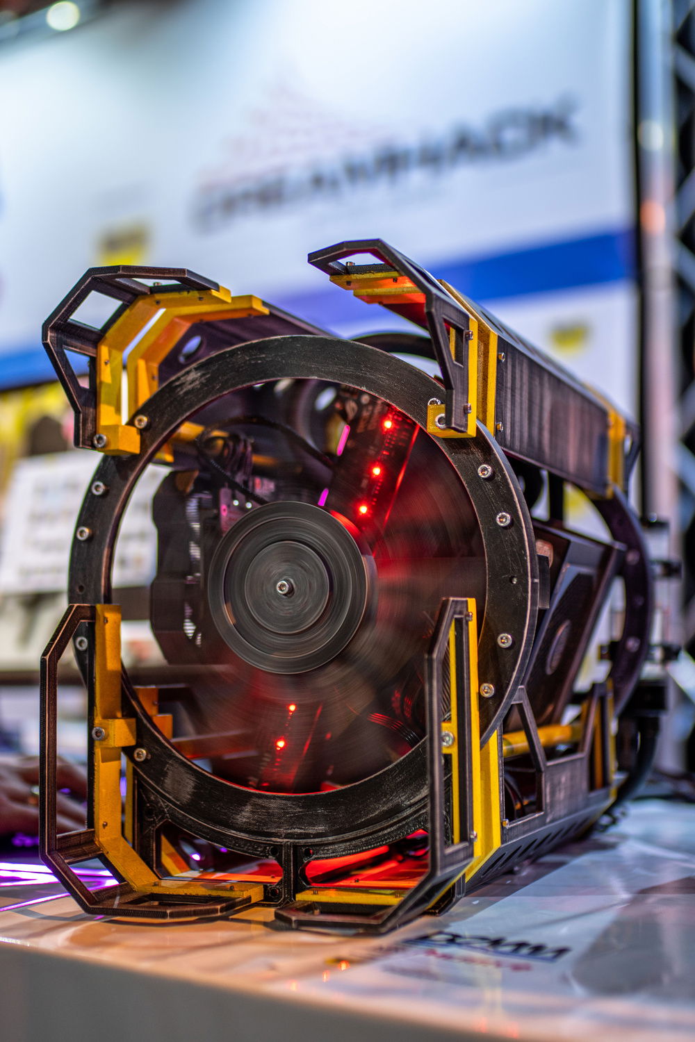 Yes - it spins really! 
Is also 3D printed