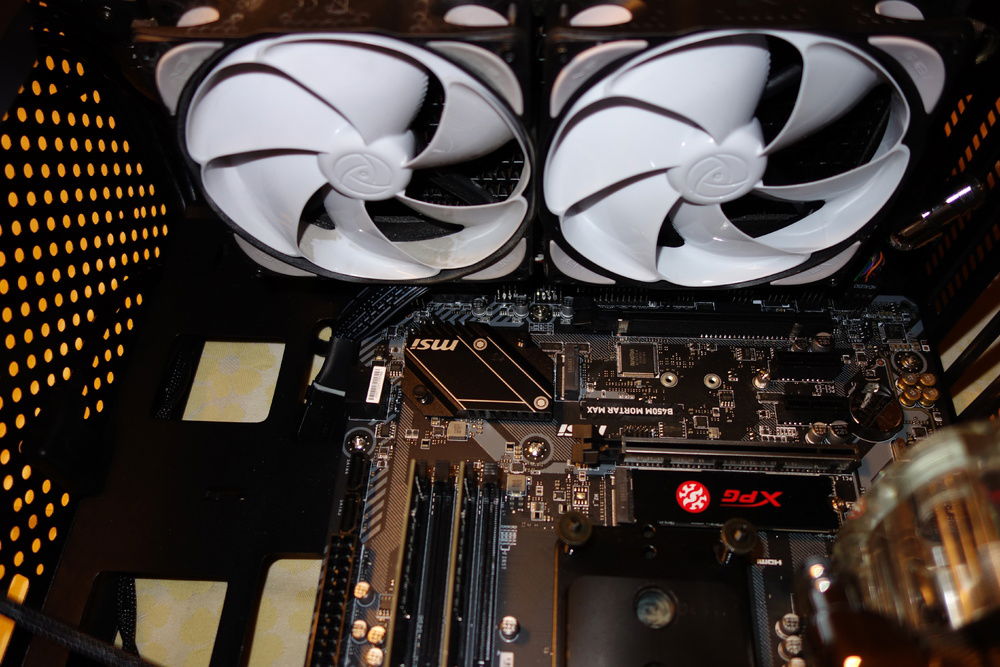 the is an important picture, because it shows the small USB3.0 extension cable which is crucial because without it, the front USB would be worthless. i was 5 bucks on ebay. I believe the only reason why Coolermaster doesnt have the 240 rad compatibility on the bottom(when the case is not used on its head), is because normally the front-USB cable would interfere with it.