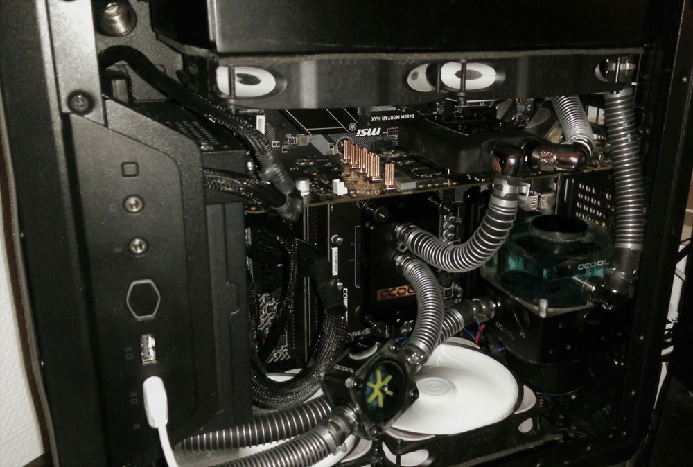 on the left/ frontcover you can see how i apparently used the wrong screws to put the IO-panel in place. this is fixed now and at least at the front, the magnetic mesh sits relativly flush.