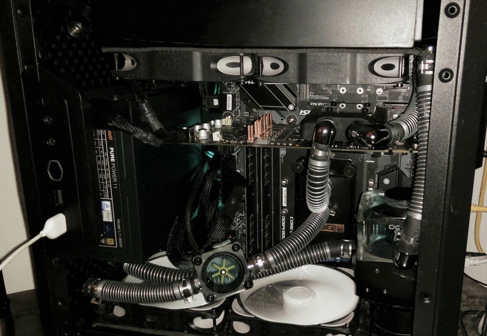 following are many somewhat redundant pics, which hopefully cover the interior from all interesting angles.