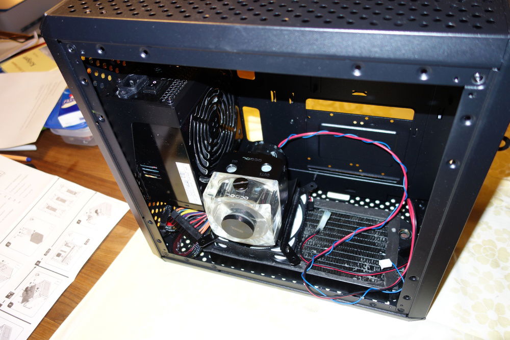 this was another idea on how to install the pump/top/res combo, but it would not fit because of the bracket is designed to also fit on 140mm fans, which is clearly too big here.