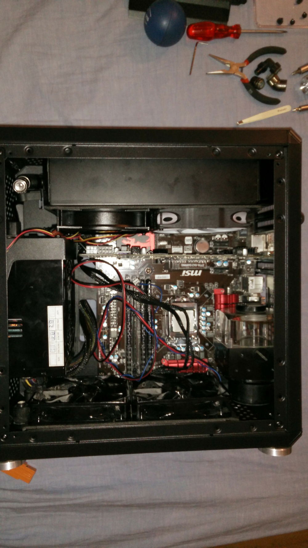 that's how it looks with all the old parts. what's nice here is that if an standard ATX mobo is used, the bottom rad with fans fit right under it. as i would later find out, that's not the case with microATX, so that the max ram height of 35mm that is specified by Coolermaster actually applies.