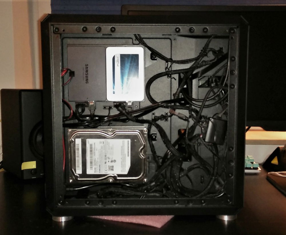 the given space for cablemanagement is surprisingly generous in the q500l. what makes it messy however is that i am not using a modular PSU, so that i have more space in the lower front of the main chamber, where some modular PSU's might interfere with the bottom rad fittings