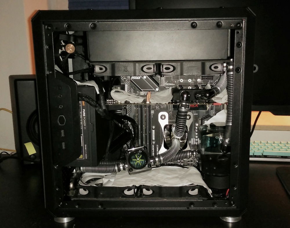 after refilling. the added (aqua computer) farbwerk360 is visible here in the top left corner, behind the valve.