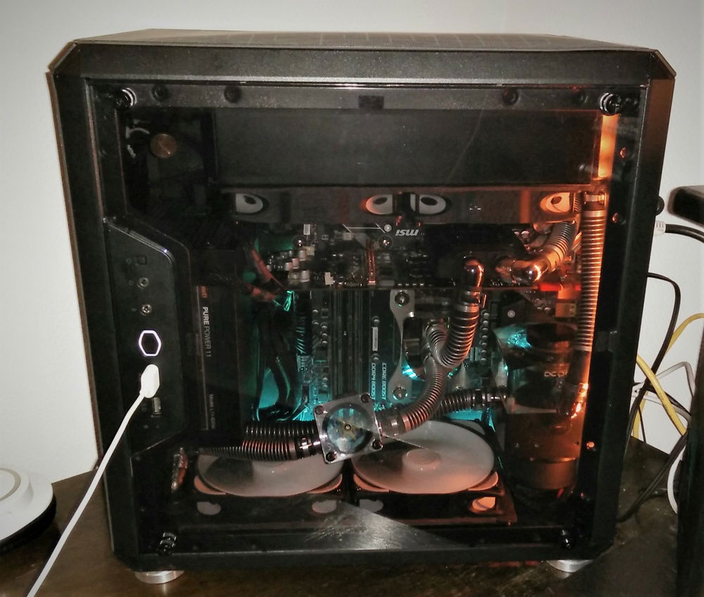 i think the best way to utilize RGB in the build is with 2 colors, where the mainboard is outline by its build in rgb and by the rgb strip that is directly behind the bottom rad. like it's obvious from the angle, the other rgb strip for the contrast color is in the right corner.