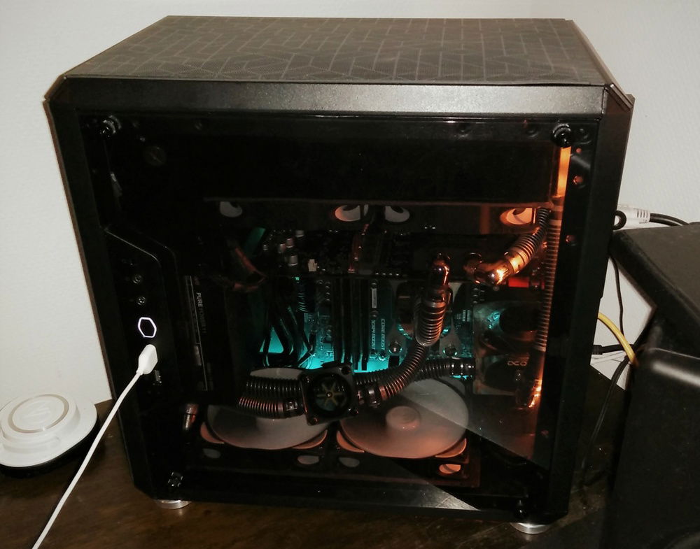 Because i still have to get more optimal screws for the top rad/fans, the upper meshfilter bulges slightly. not sure if i will use it in the long run, seems like the mesh is a bigger problem for airflow than the hole-design. but in terms of temps, i don't notice a difference.