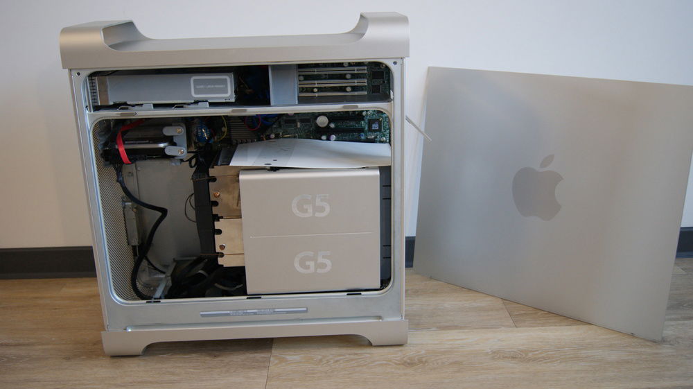Note that the original CD Drive is functional. A thin pice of plastic is used for airflow controll.