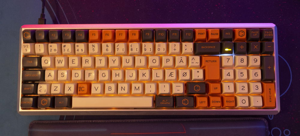 96 key custom keyboard - the design is a ripoff of KBDFANS 5° 60% KEYBOARD ALUMINUM CASE - just embiggened to fit 96 keys.
Switches are Zealios 65g