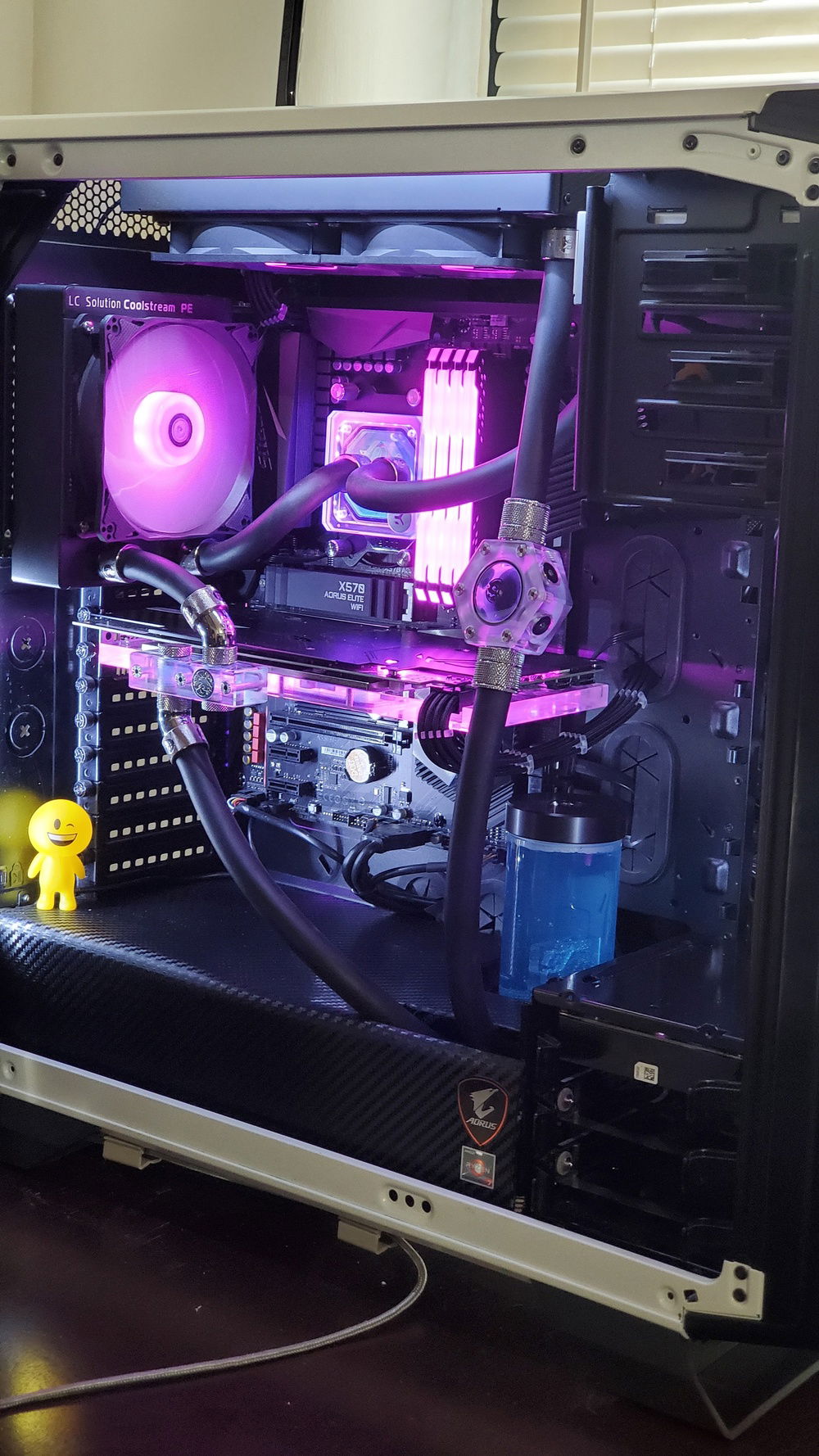 Decided black and crome looks better. Also put a slightly larger EK reservoir in.