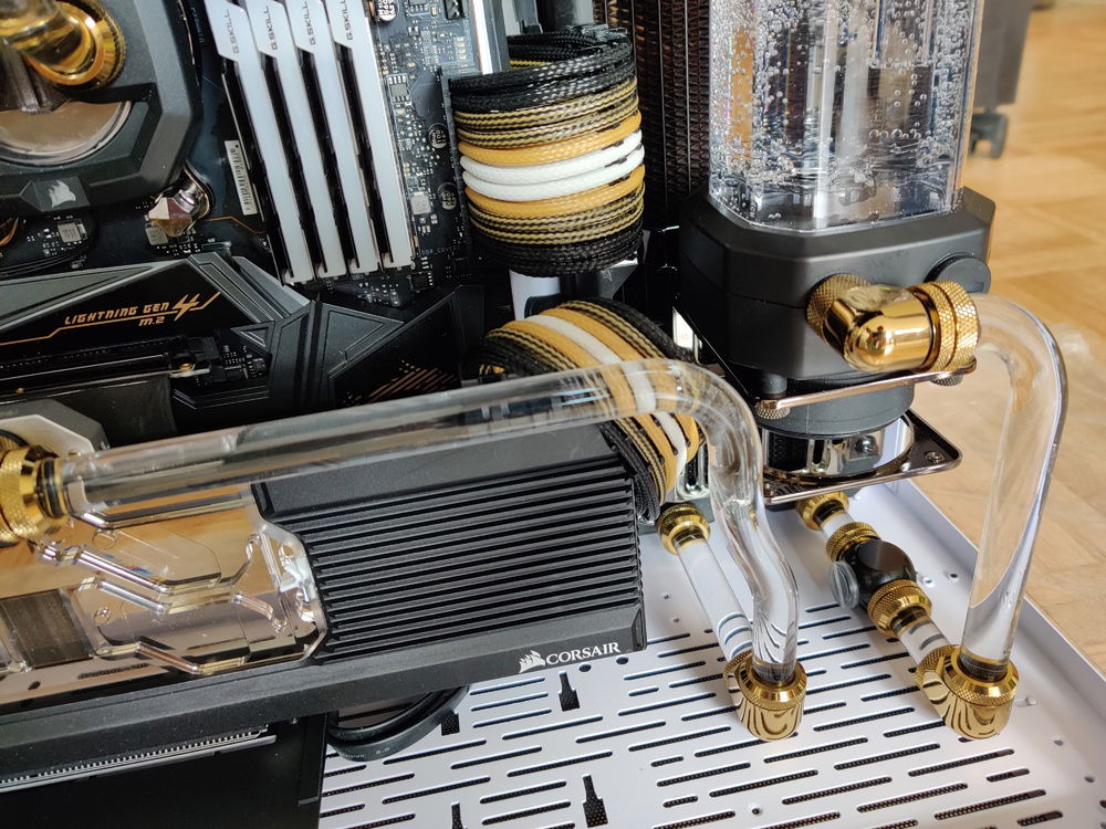 Pump assembly and T fitting