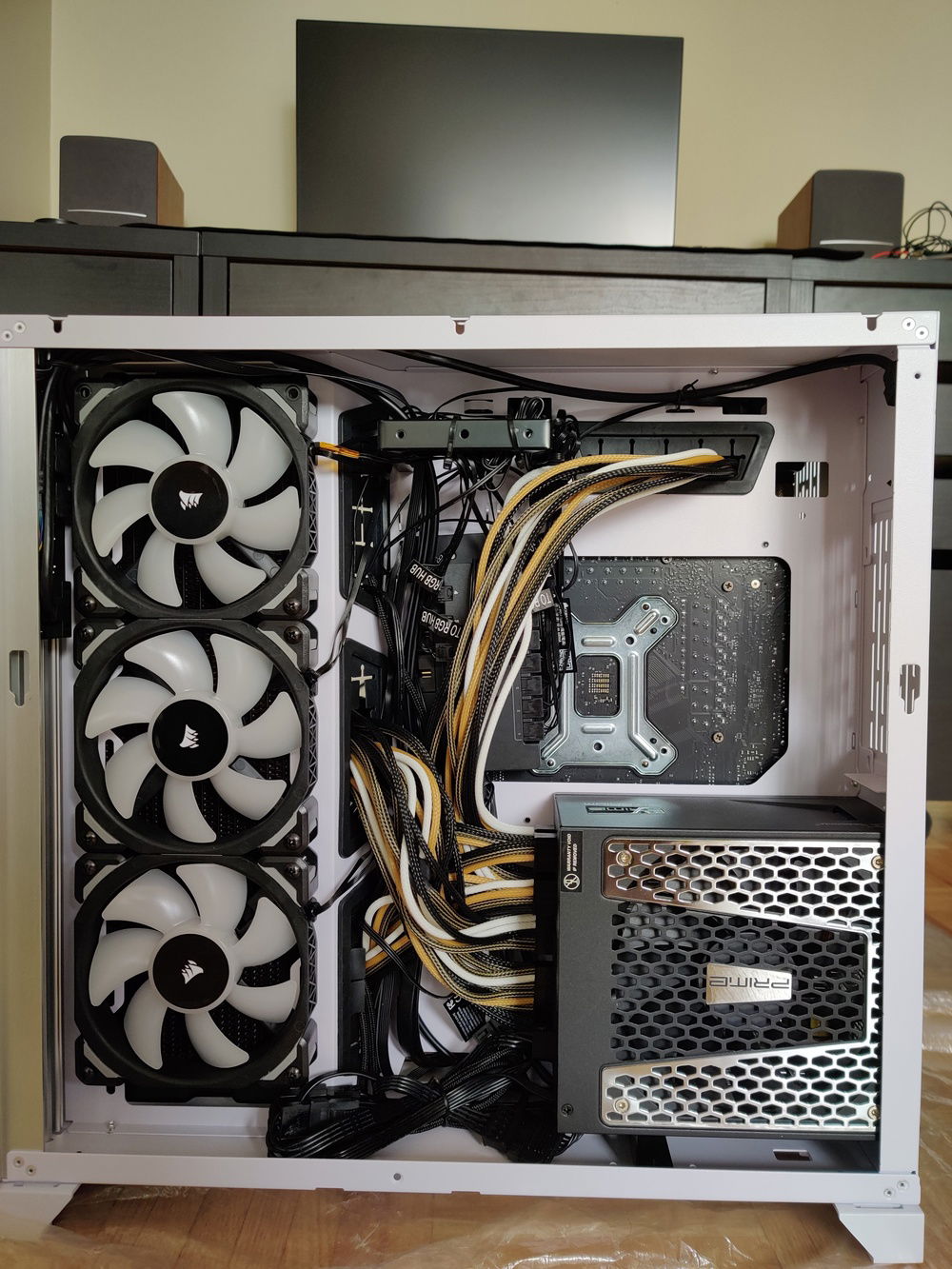 Lots of cables to sort! 12 from the fan and three more from sensors. Plus the power connectors for pump, commander pro and rest of the system