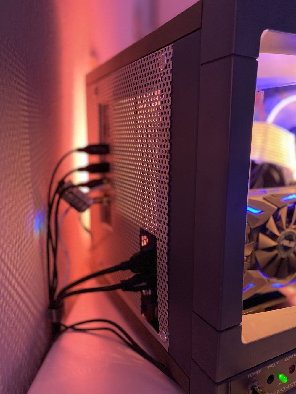 Left Side Hub (Back side with motherboard and gpu connections)