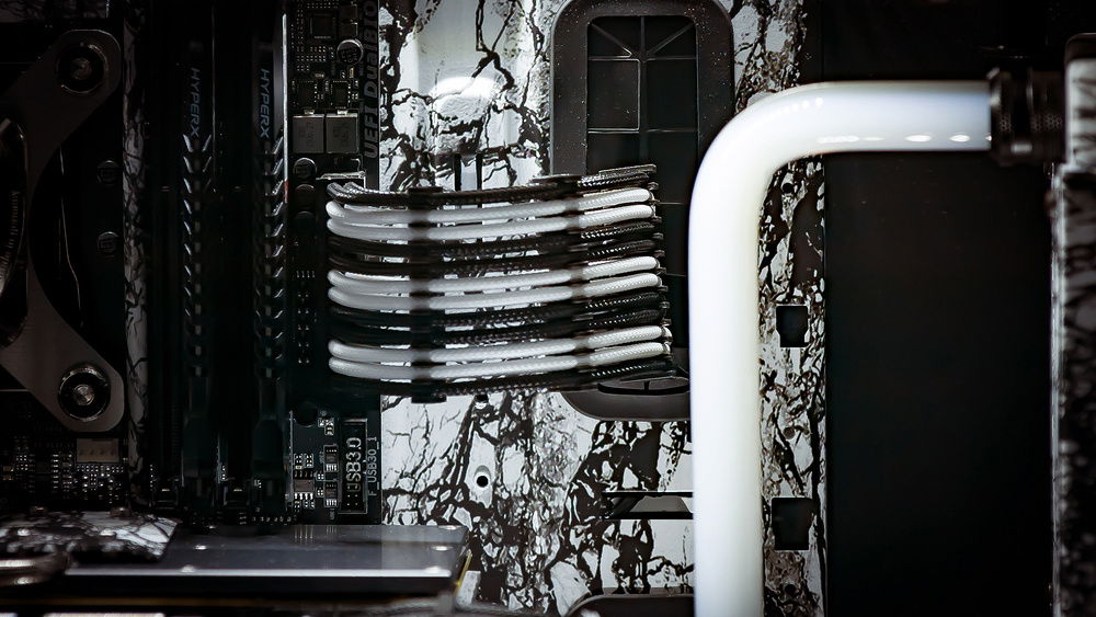 Darkside Computer Modding black and white sleeving. Cables custom made by MR_UPC