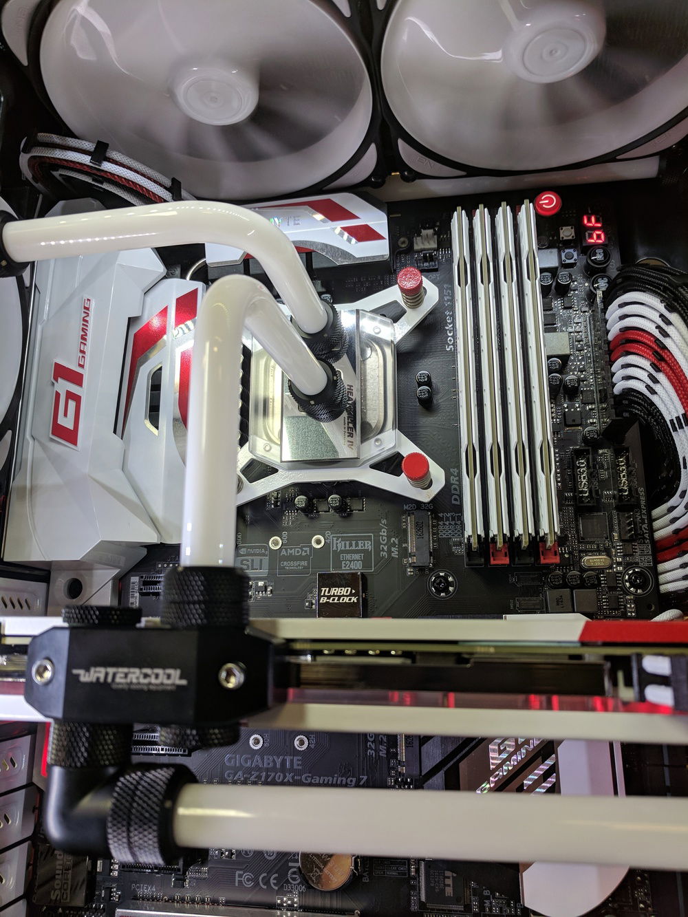 Single braid cables from Darkside Computer Modding paired with the Gigabyte G1 board looks pretty slick