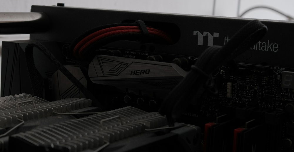 Own sleeved CPU cable.