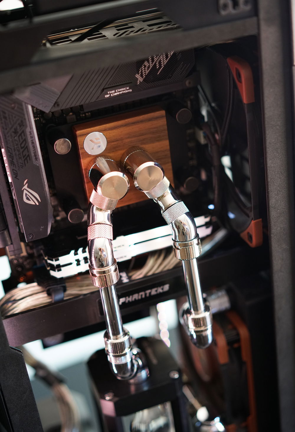 I actually used a mixture of fittings to get the right look for the Lignum CPU block (I love the texture). I had a lot of EK Torque angled fittings but they are just too large for this ITX build. So only these 2 ended up in the final build. The rest are Barrow, EK classic. One thing worth noting is that EK and Barrow(ch)/Bykski have a different tint to their chrome finish. EK has a warmer tone whereas Barrow(ch) is closer to silver. I also like the HyperX DDR4 low profile ram, I won't be buying full height anymore.