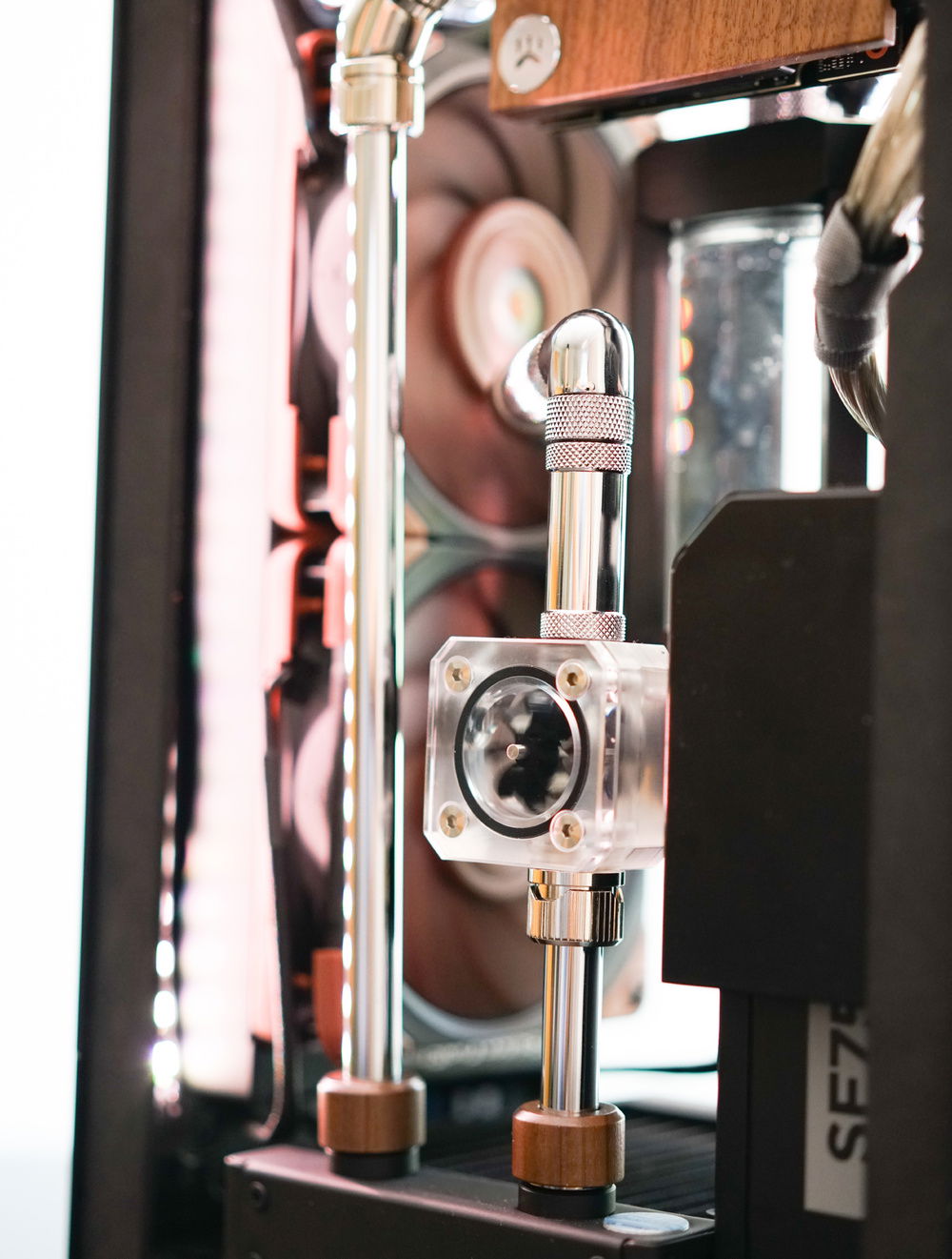 I wanted the Bitspower flow meter somewhere prominent but I had run out of space on the front side of the Phanteks Evolv Shift X. I love the fan blades of those Noctua NF-A 12x25 pwm fans.