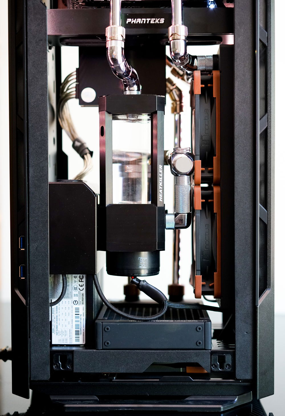 The @heatkiller_watercooling Pump Reservoir is one of my favourites. I salvaged the pump and pump housing from my first build and attached it to the shorter reservoir. I couldn't get the clamp attachments to work in the narrow space. In the end I drilled two holes into the PSU shroud and bolted it on. That worked really well, it looks great and I like the way it floats in the space. EK clear coolant. I also love my black and brown @noctua_at NF-A12x25 fans.