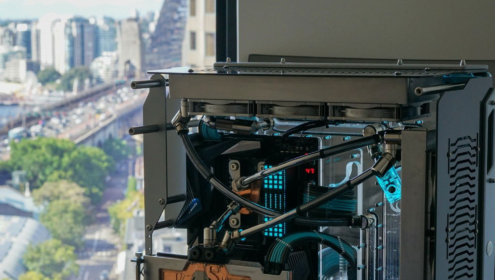 The Bendz hanging out in its new home overlooking the harbour bridge in #Sydney. The @singularitycomputers Spectre 2.0 is an engineering marvel. Everything fits perfectly. I have not seen its peer in machining and finish. One minor issue is that the cable combs are easy to break. The greatness of their product is only matched by the horrendous state of their operations. If I give a company $2300, I should not be waiting 7 months for the product to arrive, especially after being told 6 weeks. It's bordering on criminal. I don't mind waiting for 7 months, but I shouldn't have to pay until you're ready to ship. And my experience is not isolated, @buildsbywill and @paulhardware waited months for theirs as well.⁠