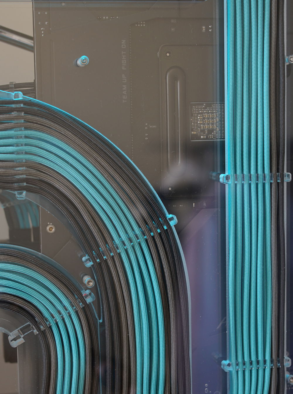 The cables in the back of the Singularity case look great. They are sandwiched between the manifold and the cover. Just be careful when you are placing the cables in the cable combs, as the pins are easy to snap off. I had to superglue one back in at the end after I was done. I'm very happy how these turned out. This was the third attempt to get them right. (Orange first, then copper braid second). I feel that these have the best contrast the the copper blocks in the front. @mdpcx provided the 15 AWG wire, the pins, the plugs and the shrink wrap as well as all the tools. @paracord_galaxy provided the paracord.⁠