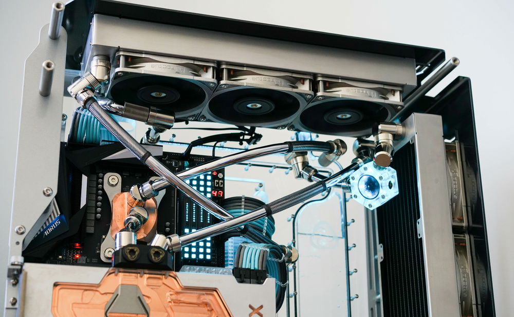 The case has a custom automotive paint job to match the raw industrial aesthetic. The aluminium frame and charcoal grey panels complement the copper and turquoise highlights. The cables and lighting colour was chosen to match the patina of copper.