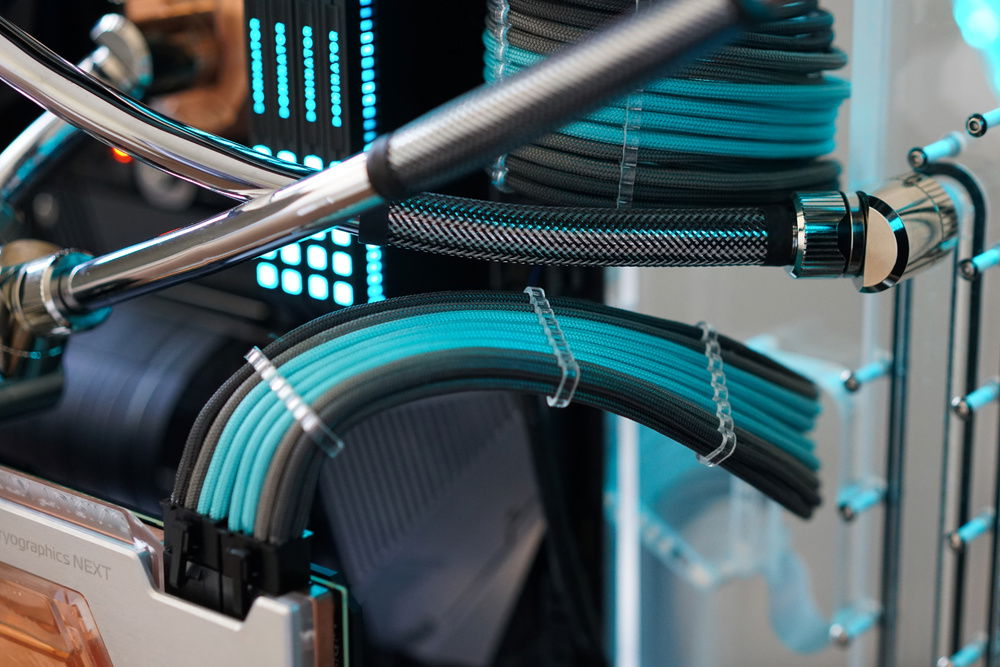 I actually had to do the cables a few times before i was happy with them. The second attempt involved a copper braid that I'm going to revisit in a future build. I just couldn't get the copper to hold without oxidation. I'm very happy with the final cables (yes i know one of the PCIE clips is just short of home.) I think the turquoise works with copper and the grey fits with the metallic finish and charcoal grey of the case. Behind the GPU cable you can get a close look at the @MDPCX sleeving over the chrome @bitspower tubing. I really liked the texture and I plan to explore tube sleeving further in the next custom water loop I build. ⁠