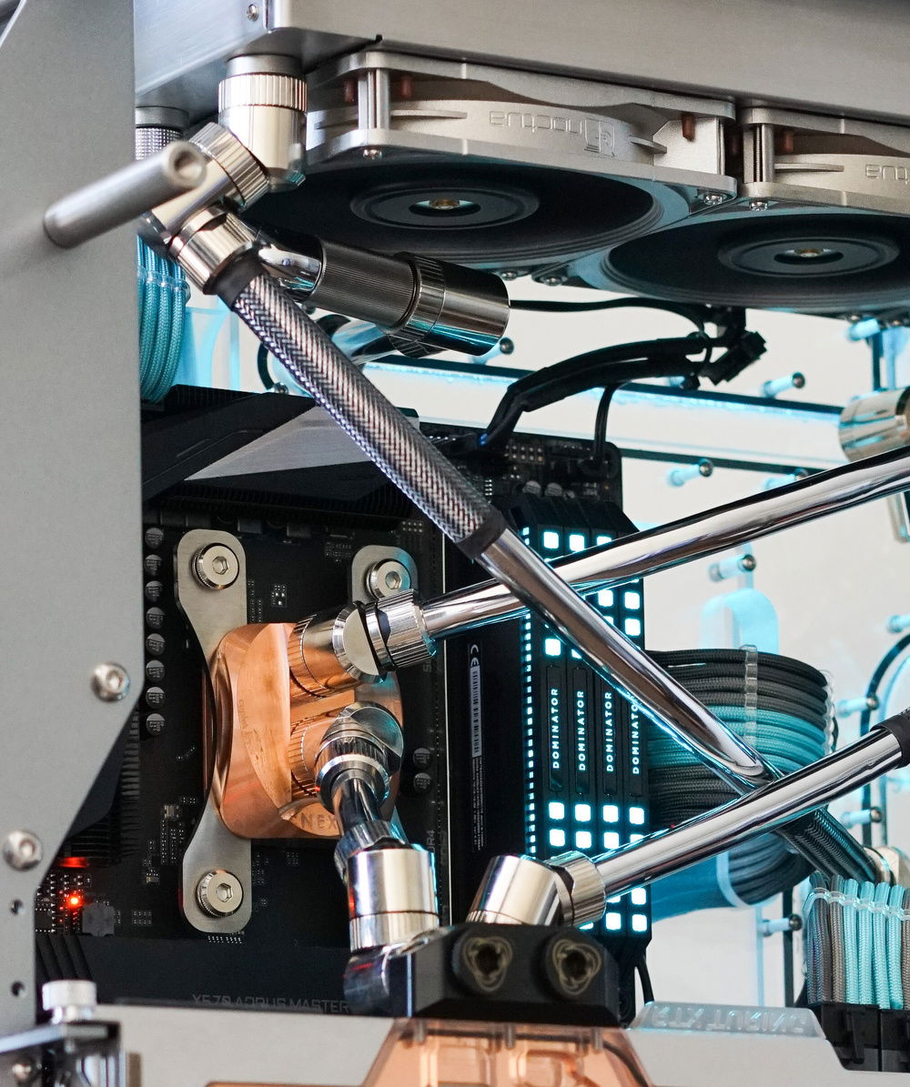 The motherboard is the x570 Gigabyte Aorus Master with an AMD Ryzen 9 3900x cpu topped with the @aquacomputer cuplex kryos NEXT AM4 copper CPU block. The RAM is the Corsair Dominator Platinum RGB 64GB 3600MHz DDR4 kit which looks absolutely amazing. Again you can see the @Noctua_at NFA12x25 pwm fans on the radiator. .