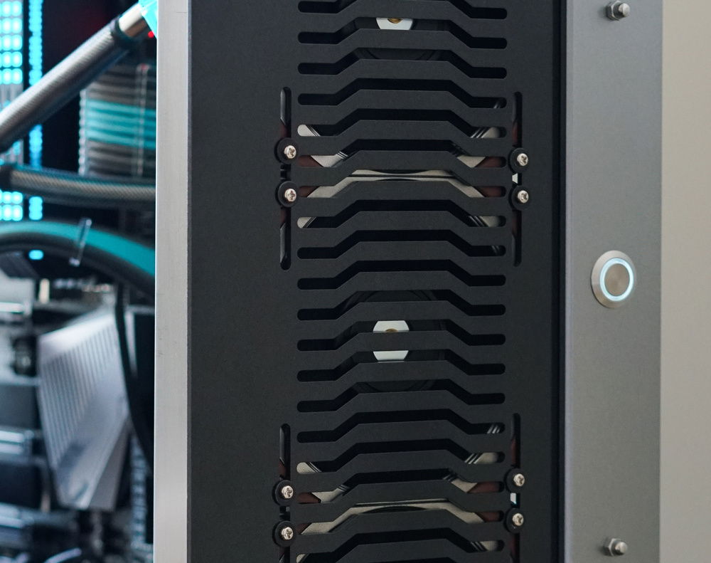 A close up of the front panel, The design is really clean and I love the way the little bits of Noctua brown colour peek out through radiator, I think it adds a little warmth to the build.