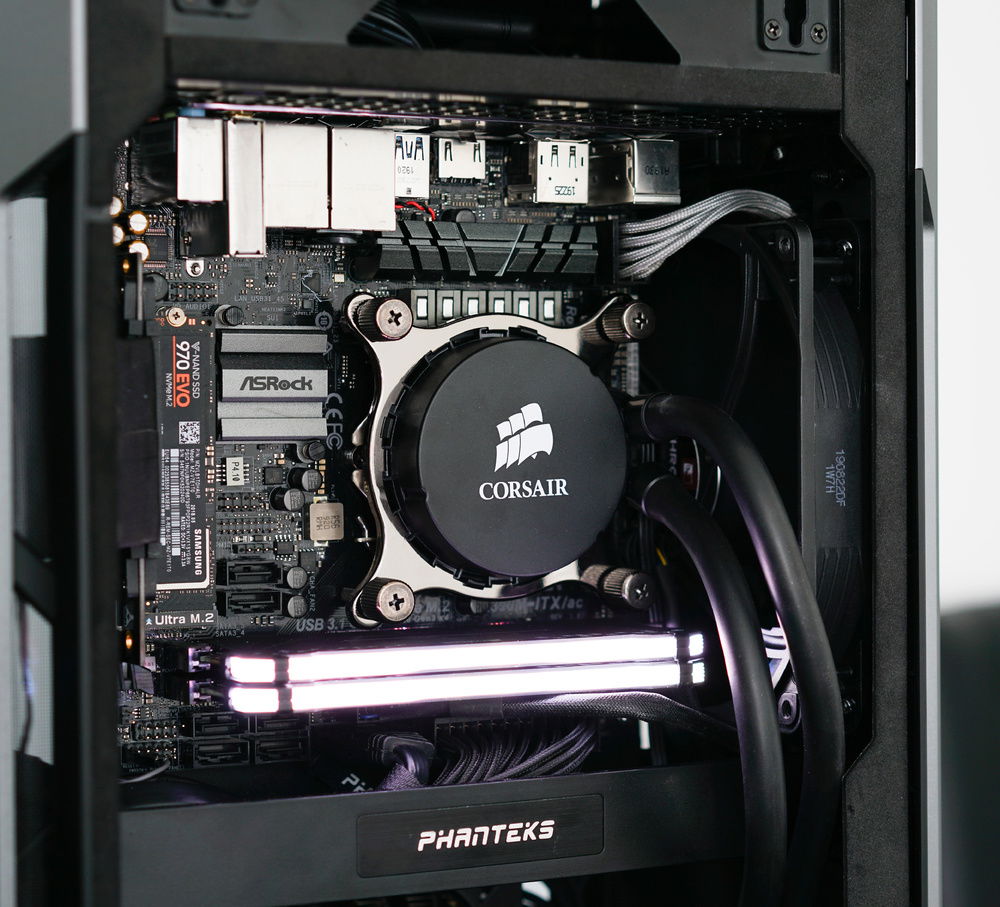 Intel 9600k, Corsair Vengeance Pro RGB 32gb, Corsair SF600, 1TB Samsung 970 evo NVMe M.2. You can see the 120mm Chromax intake fan on the right.