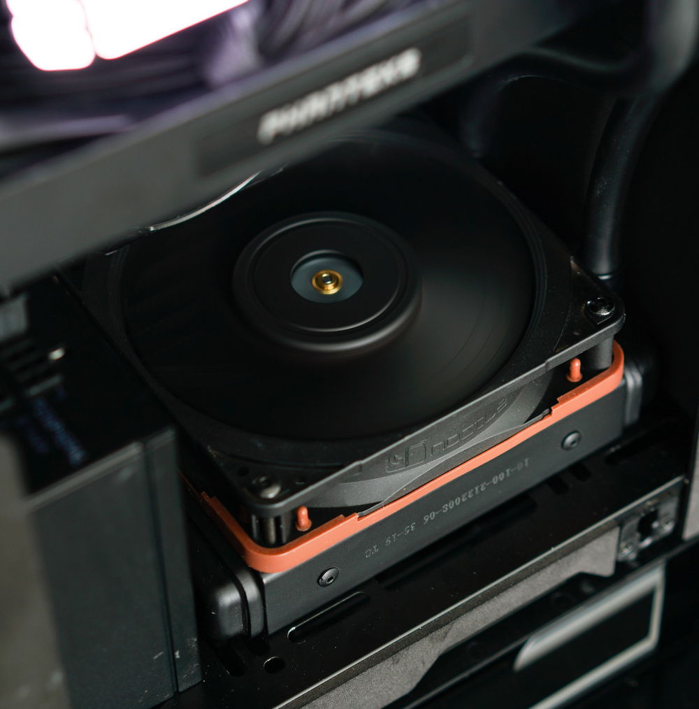 The black painted Noctua NF-A12x25 with the nice brown 120mm radiator seal. You can see I ended up having to switch to push to get thermals under control. Behind the fan there is a box foam panel to block off the side vent in the lower half to control airflow direction.