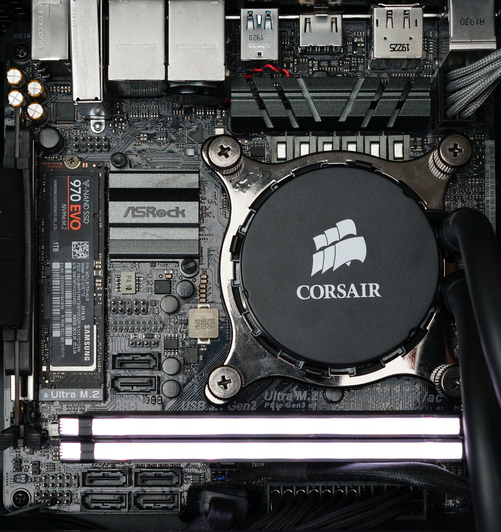 The Corsair H55 pump block looks great in an understated way. No flashing RGB here. This means it pairs really well with the ASRock Z390 ITX/AC motherboard that doesn't have a single RGB header. No plastic IO cover, all business.