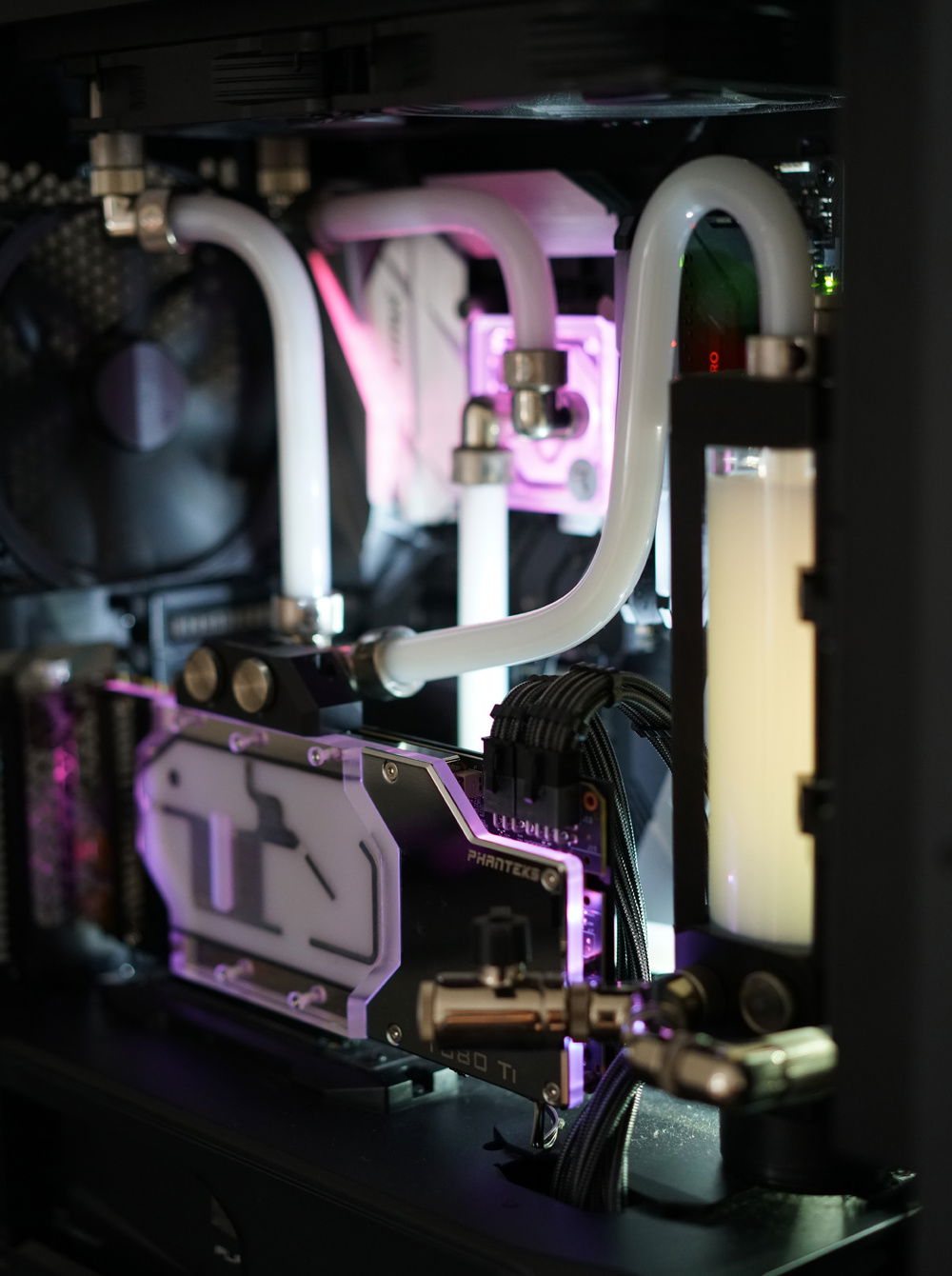 The last pic of my main rig before the organ harvest for Rust. Phanteks make a great looking waterblock. I never even realised there was a plastic peel on the front of it.