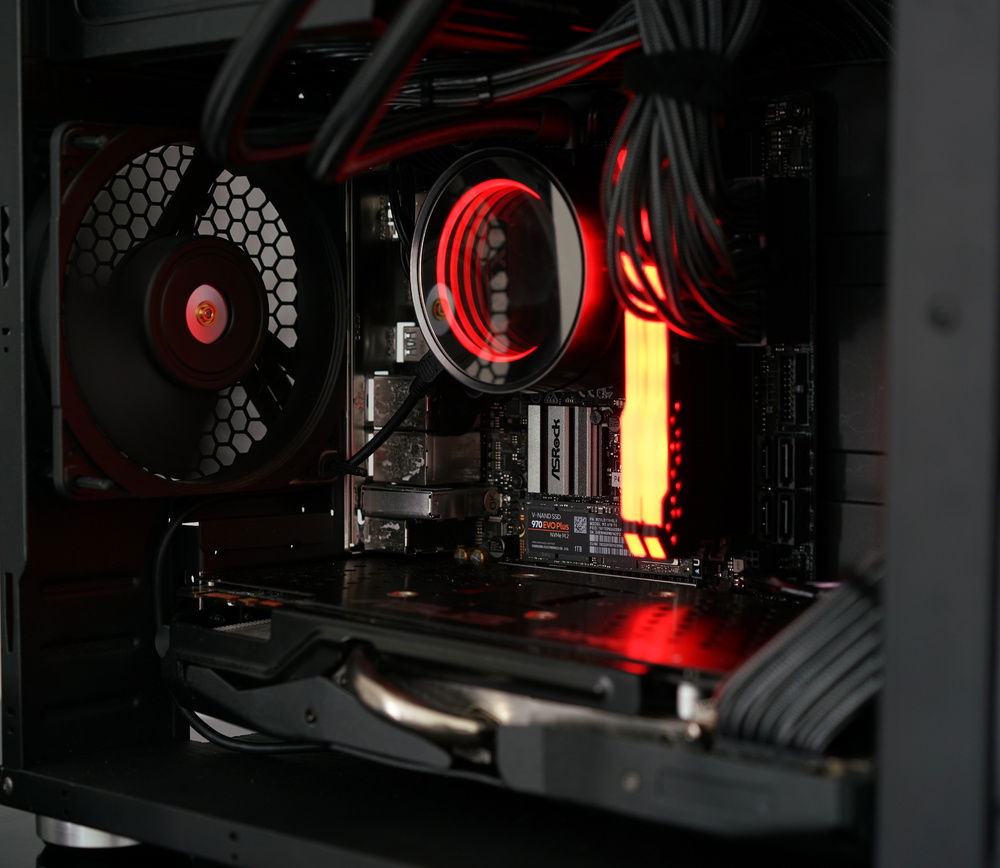 After I cut the bottom of the chassis off and riveted the old floor back on, I spray painted everything black, including the @noctua_at NF-A12 exhaust fan. I replaced the old motherboard with an @asrock_official Z390 ITX board and put in a new Intel i5 9600k. For RAM i put in my old @corsair vengeance RGB 32gb 3000mhz RAM.