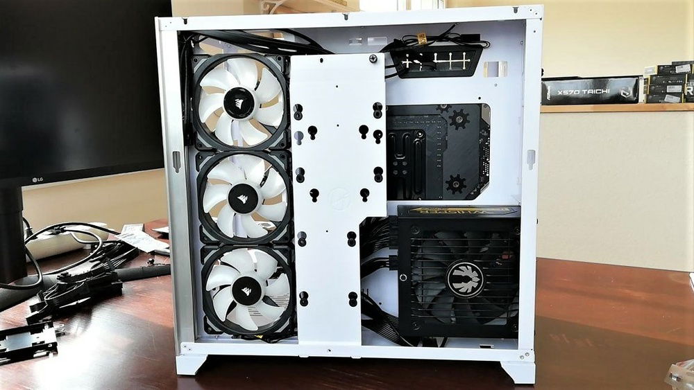 I love how the cable management shroud makes everything look a lot cleaner