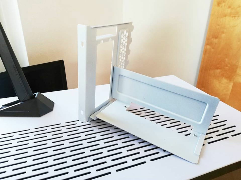 The GPU mount turned out just fine though. There's a bit of a colour mismatch with the case, but there was no way of checking the colour before I started painting. I guess I'll just have to live with it.