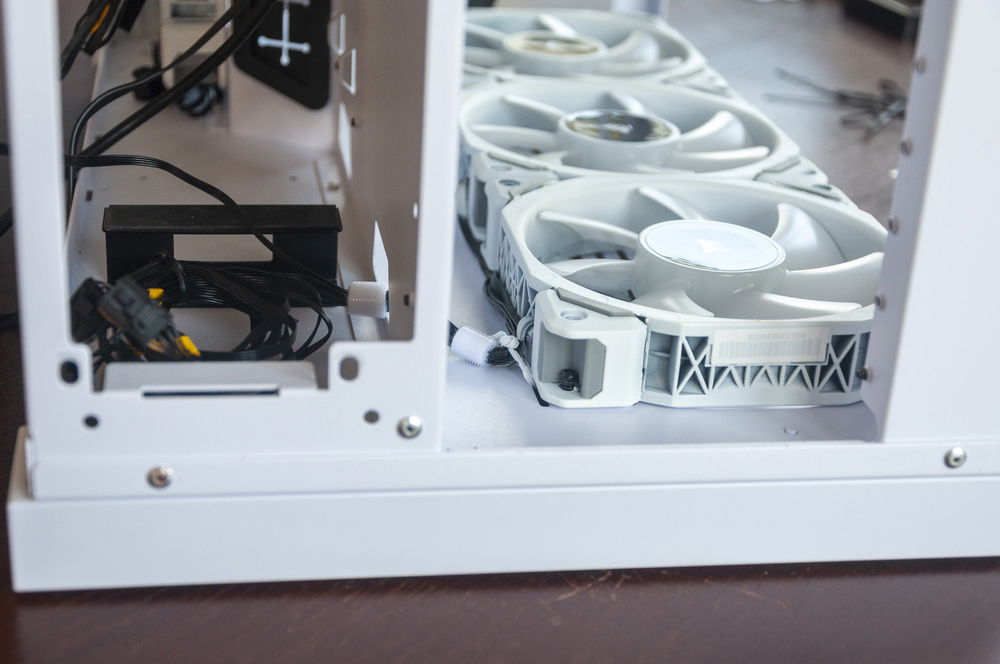 I then used velcro cable ties to bundle everything up neatly. Only one of those fans will be running for now so the rest of the cables can sit under the PSU till I have my splitters.