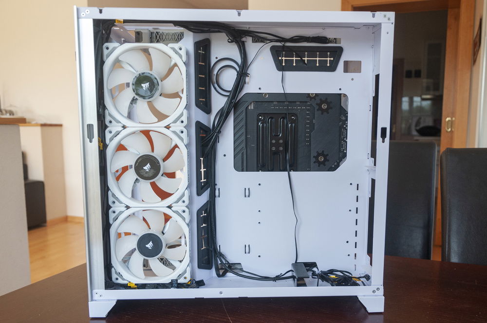 With all the cables cleaned up and secured, I could finally put the MoBo in.