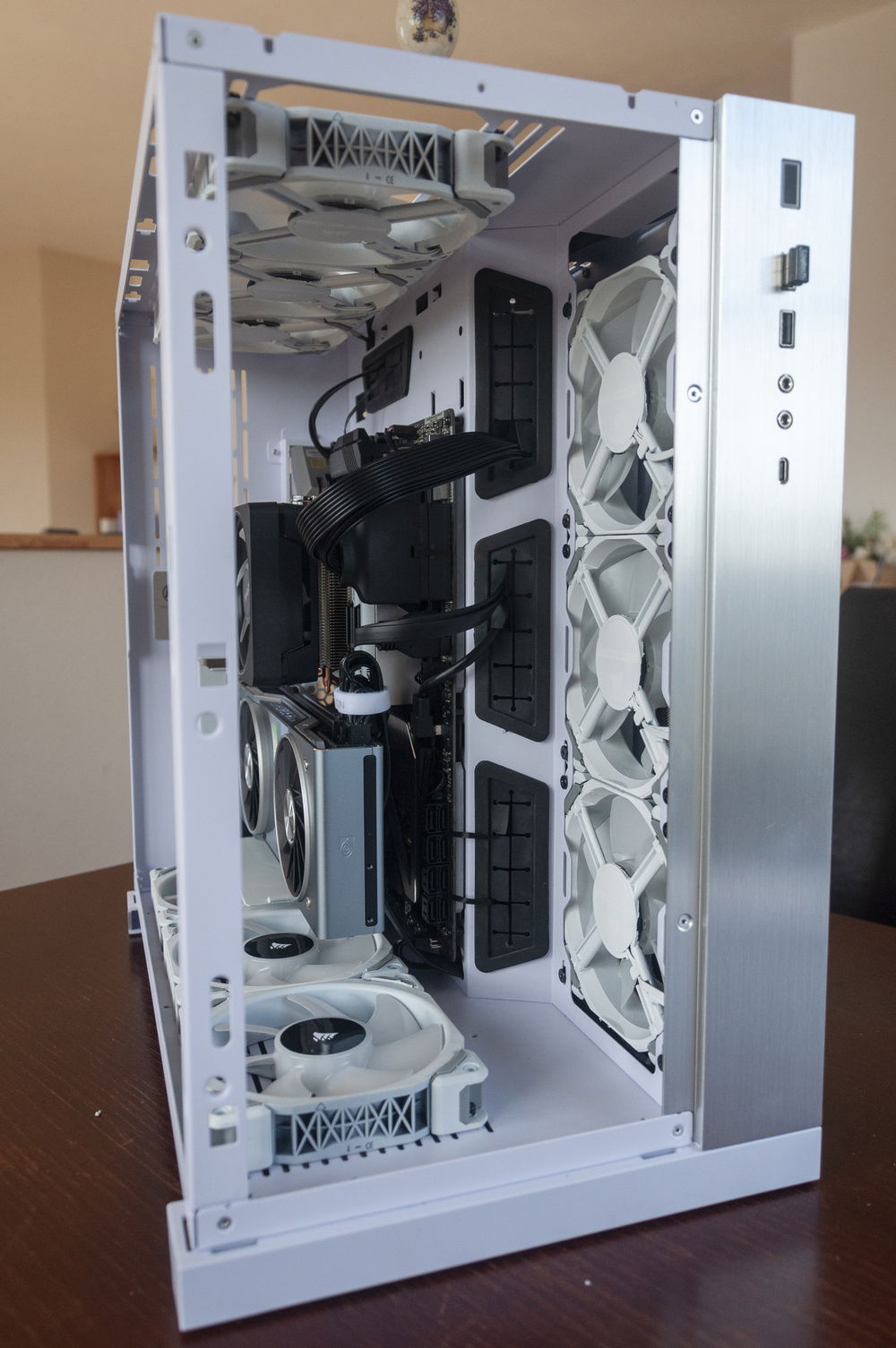 Side view of the bound GPU cables.