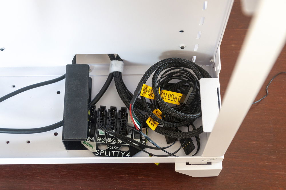 The first Splitty4 will control the bottom exhust fans. I can't connect the RGB yet since that requires the Quadro and it'll arrive later.