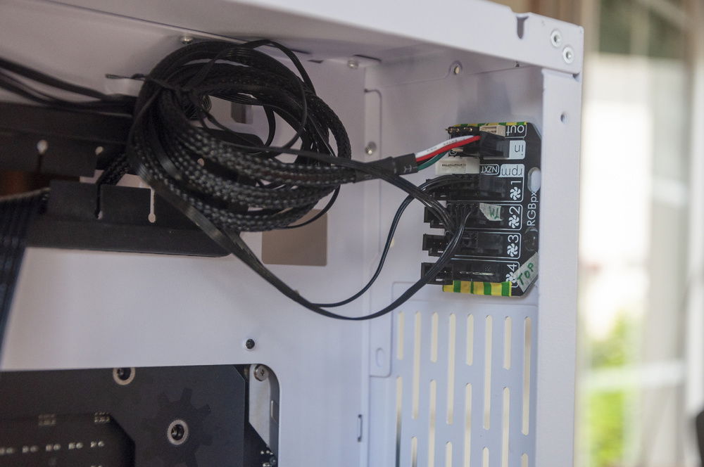 I screwed the second Splitty4 to one of the holes at the back of the case.