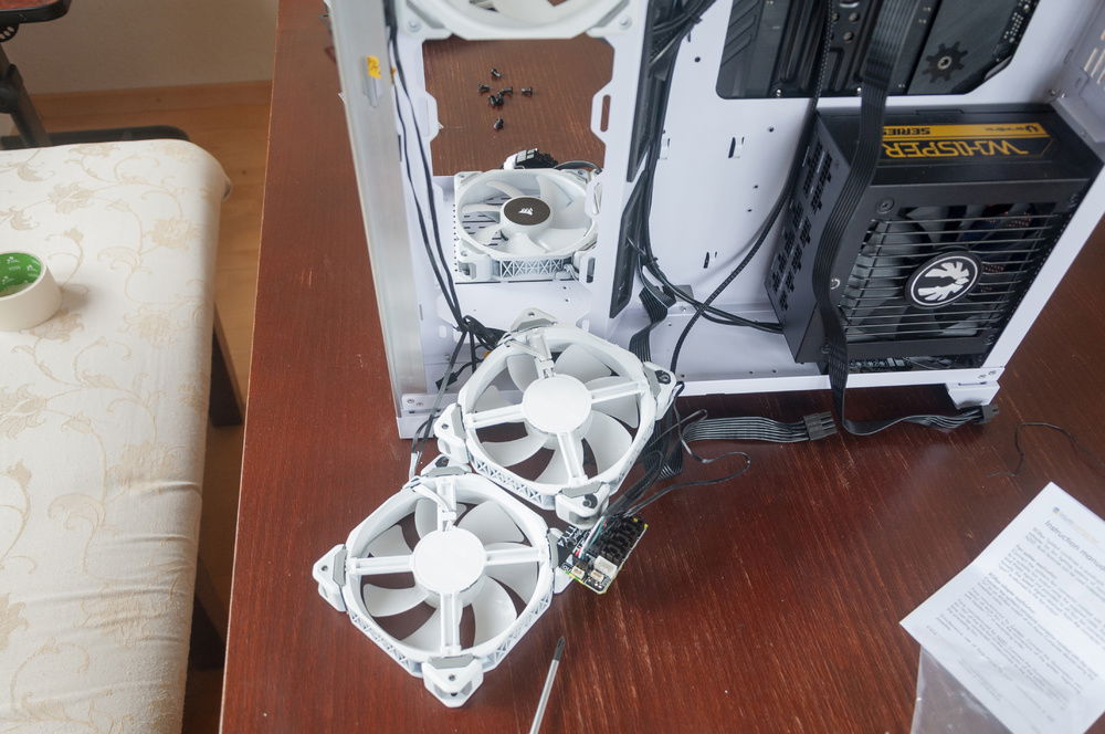 I decided to put the third Splitty4 on the fans. However, screwing it on to the fans with all the plugs attached and the fans on the case was impossible so I had to take the fans off.