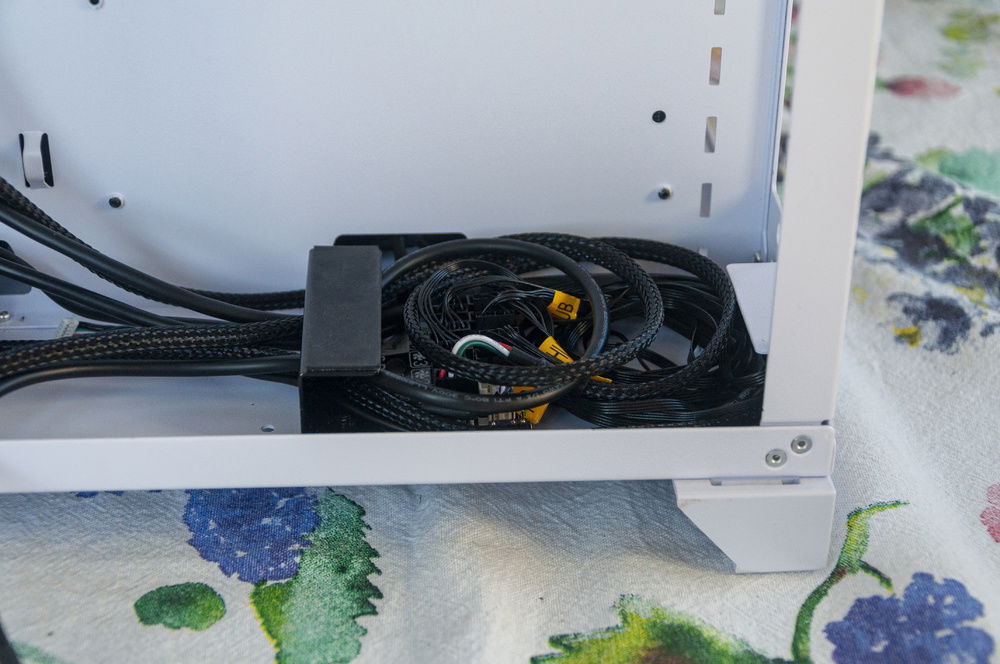 The bottom Splitty and all its cables still fit nicely in this little gap.