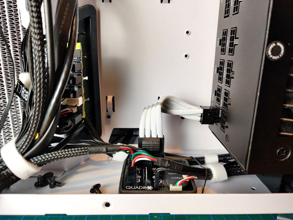 I've always hated Molex Power cables. But this one is deifinitely cute.