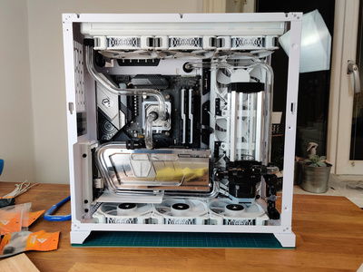 7th November 2020: It turned out that there was no way around using fittings to go from the GPU to the pump. Oh well. And with that, the loop was FINALLY complete!